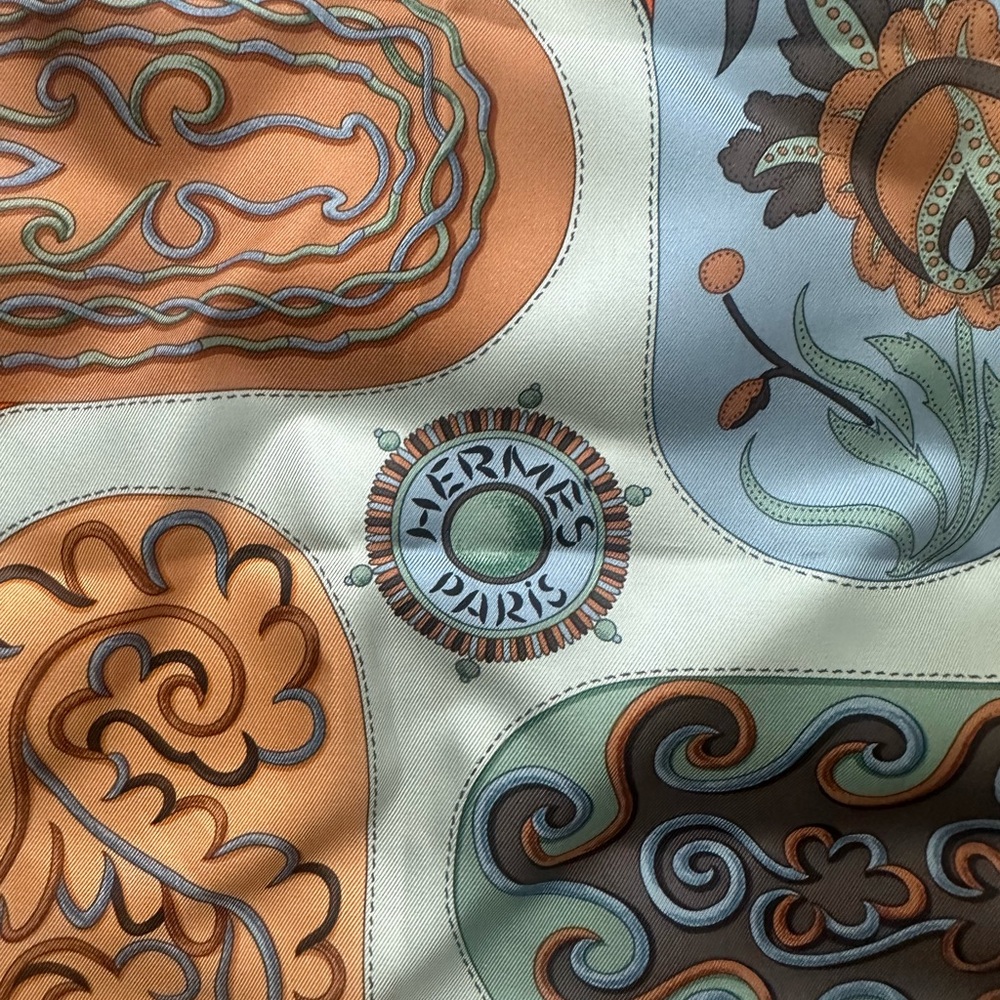 Hermès Festival des Amazones Silk Scarf 90 Blue Orange w/ Box & Knotting Cards - Picture 5 of 16